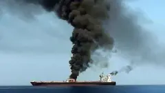صور من التلفزيون الإيراني يظهر فيها الدخان يتصاعد من إحدى ناقلات النفط