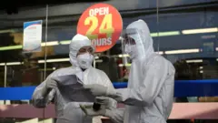 မြောက်ဒဂုံ Capital Supermarket မှ နောက်ထပ် ဝန်ထမ်းတဦးသည် ဖျားနာနေသည့်အတွက် ဆေးရုံသို့ပို့ဆောင်ရန် စီစဉ်