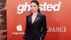 آنا دي أرماس بطلة فيلم غوستد بدأت الفيلم بقيادة السيارة ثلاث دقائق في مشهد غريب
