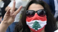 متظاهرة لبنانية