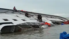 Pipo wey dey stand for side of boat