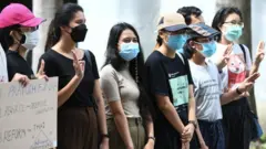 กลุ่มผู้ต้องหาหมิ่นสถาบันกษัตริย์จากการชุมนุมหน้าสถานทูตเยอรมัน