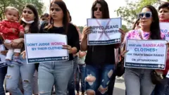 ছেঁড়া জিন্স পরে বিক্ষোভ