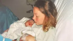 Sammy con su bebé.