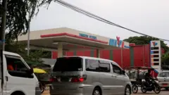 ဧပြီလ ၁၉ ရက်နေ့က ရန်ကုန်က ဆီဆိုင်တွေမှာ ဆီထုတ်မယ့် ကားအချို့တန်းစီနေစဥ်