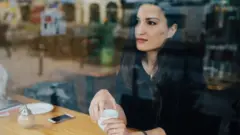 صورة تعبيرية لامرأة تفكر