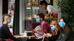 Tùy thuộc virus corona bắn ra từ cơn ho của một người nhiễm bệnh ở giai đoạn nào và 'đậu trên bề mặt nào', nhưng tối đa là chín ngày, theo các nhà khoa học.