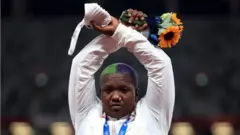 Medalhista de prata Raven Saunders, dos Estados Unidos, faz protesto no pódio