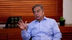 اعتبر الرئيس السابق لتحالف رينو-نيسان، كارلوس غصن، في حديث خاص لبي بي سي عربي نيوز أن مبلغ مليار دولار الذي يطالب به شركة نيسان كتعويض عن الضرر الذي لحق به "قليل جدا".