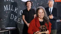 Cecilia Vicuña recibe el León de Oro a la Trayectoria en la 59 Bienal de Venecia, 2022