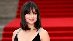 آنا دي أرماس في العرض الأول لفيلم "نو تايم تو داي" (لا وقت للموت) في لندن. في سبتمبر/أيلول 2021