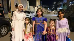 أطفال يرتدون الزي التقليدي خلال احتفالات "القرقيعان" في العراق في ١٥ مارس ٢٠٢٥.