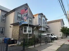 Fachada de una caza en Elizabeth con las bandeas de Uruguay y Estados Unidos al frente.