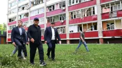 Глава Татарстана Минниханов у поврежденного дома в Нижкнекамске