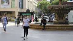 Üzü maskalı qadın