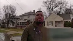 La policía de Michigan en los EE. UU. Ha publicado imágenes de la cámara corporal del momento en que un oficial disparó fatalmente a un hombre negro.
