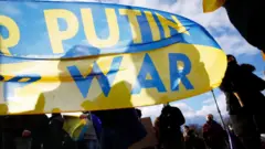 Демонстрация против войны за несколько дней до войны. Берлин, 19 февраля 2022 года