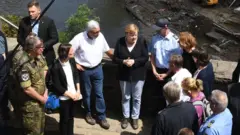 Merkel sel bölgesini ziyaret etti