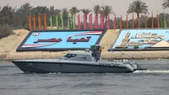 شعار تحيا مصر محفور على شطر الممر المائي الجديد الموازي لقناة السويس