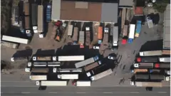 Caminhões estacionados vistos de cima