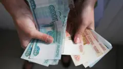 Rusya'nın Ukrayna'yı işgal etmesinin ardından uygulanan yaptırımlarla değer kaybeden ruble kayıplarının çoğunu geri aldı ve işgal öncesi seviyesine geri döndü. Ruble bu süreçten nasıl dirençli çıktı?