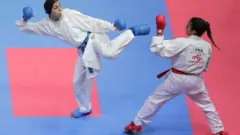 Giana Lotfy (bidix) oo u dhalatay dalka Masar oo tartanka Kaaraateega oo Axaddi lagu qabtay Japan tartan kula jirto Leila Heurtault oo ka soo jeedda dalka Faransiiska