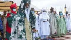Tsohon Sarkin Kano Muhammadu Sanusi na II ya jagoranci Sallar Idi a birnin Lagos da ke kudancin Najeriya...