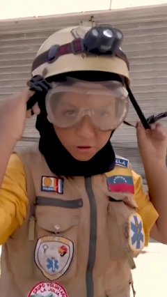 Niño acomodándose un caso de protección