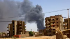 صورة أرشيفية لدخان متصاعد مع استمرار المعارك في السودان