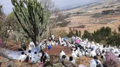 ታቦት ተገኝቷል በተባለበት ስፍራ የተሰባሰቡ ግለሰቦች