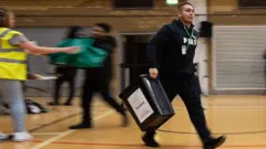 Города Сандерленд и Ньюкасл традиционно соперничают - кто подсчитает голоса первый.