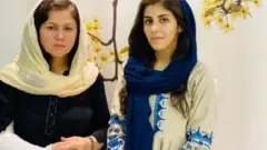 Shuhra Koofi, kulia , alisema mama yake ni sababu ya yeye kuingia kwenye siasa