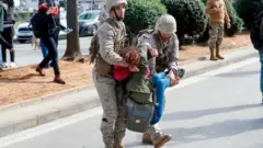 اشتباكات بين قوى أمنية ومتظاهرين يحاولون منع وصول النواب الى المجلس النيابي