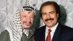أنور العنسي (صحفي في بي بي سي) وياسر عرفات