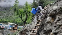 मनाङमा खोप बोकेर जाँदै गरेका एक पुरुष