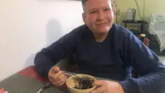 Christian comiendo.