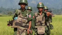 ရခိုင်မြောက်ပိုင်းမှာတွေ့ရတဲ့ မြန်မာစစ်တပ် ( ပုံ အဟောင်း)