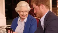 La reina y el príncipe Harry