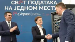 S leva na desno: Gradonačelnik Kragujevca Radomir Nikolić, premijerka Srbije Ana Brnabić i direktor Kancelarije za IT i eUpravu Mihailo Jovanović na svečanosti prilikom početka izgradnje data centra.