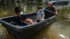 น้ำท่วมปี 2565 สูงจนต้องใช้เรือสัญจร﻿