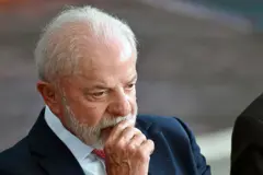 Lula está com a mão no queixo e um semblante pensativo