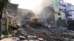 प्रयागराज में अतीक़ अहमद के एक क़रीबी का घर