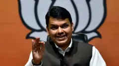 राज्य सरकारच्या 'निर्बंधां'मुळे अस्वस्थता, पुन्हा निर्णय घ्या- देवेंद्र फडणवीस