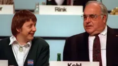 Angela Merkel y Helmut Kohl, en una reunión de la CDU en 2001.