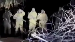 Белорусские солдаты на польской границе, где пытаются прорваться мигранты