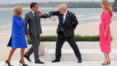 Борис Джонсон та Еммануель Макрон привіталися ліктями на самміті G7