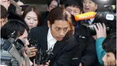 가수 정준영이 2019년 3월 15일 오전 서울 종로구 서울지방경찰청에서 피의자 신분 조사를 마친 후 귀가하고 있다