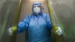 врач