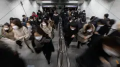 전문가들은 올해 내내 마스크를 써야 한다고 말한다