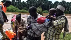 Ndị Red Cross na-azọpụta ụfọdụ mmadụ